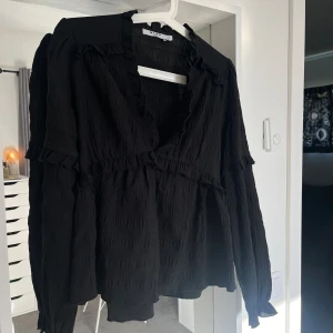 Snygg blus - Snygg blus knappt använd 