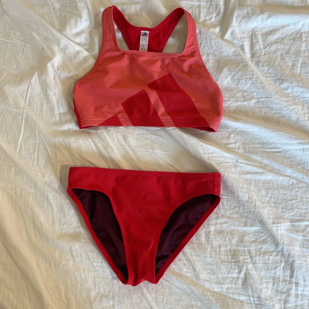 Röd sport bikini från adidas, liten, röd, sportig, . Övrigt.