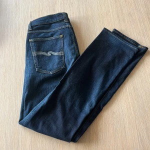Nudie jeans - Säljer nu mina addera nudie i modellen grim tim storlek 27/32. Jeansen är i bra skick, inga defekter