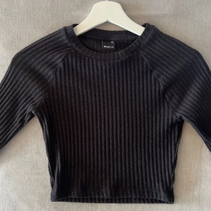 Kort ribbstickad topp - Säljer denna toppen från Gina Tricot! •Ribbstickad (se bild 3 för närbild på materialet) •Mjukt material •Storlek XS 