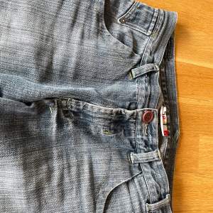Supersnygga lågmidjade jeans med utsvängda ben. Lite slitna längst ner vid hälen men annars i fint skick! Midjemått: 38cm innerbenslängd: 82cm🩷🩷