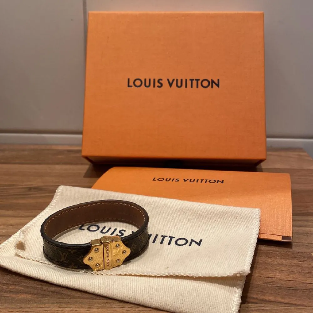 Superfint Louis Vuitton nano monogram bracelet använt men i väldigt fint skick i slitningar🩷🌸 kvitto, dustbag, äkthetsbevis och box tillkommer🥰. Accessoarer.