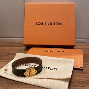 Superfint Louis Vuitton nano monogram bracelet använt men i väldigt fint skick i slitningar🩷🌸 kvitto, dustbag, äkthetsbevis och box tillkommer🥰