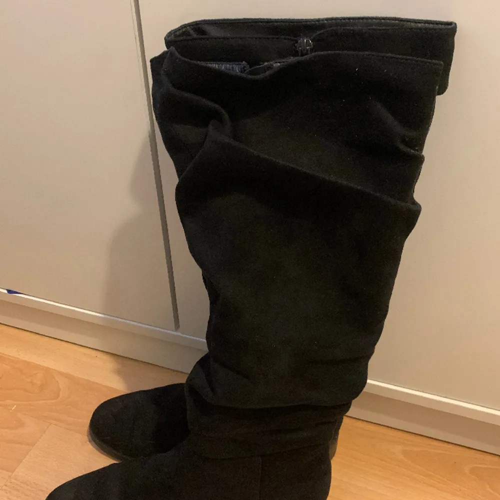 Svarta boots i mocka som används en gång i storlek 40, jag brukar ha storlek 38/39 vanligtvis, inga defekter, nypris 600. Skor.