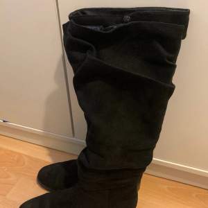 Svarta boots i mocka som används en gång i storlek 40, jag brukar ha storlek 38/39 vanligtvis, inga defekter, nypris 600