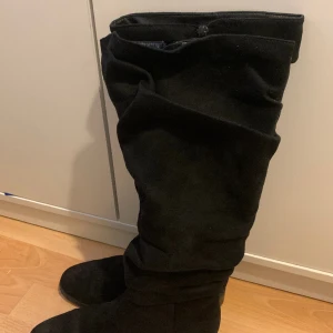 Boots i mocka  - Svarta boots i mocka som används en gång i storlek 40, jag brukar ha storlek 38/39 vanligtvis, inga defekter, nypris 600