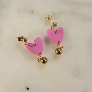 🩷 örhängen 🩷 - Rocka alla hjärtans dag med superfina örhängen i polymerlera :)  Själva hängen är i rostfritt stål och pläterat i guld, nickelfria!  Går att byta till plast eller clips om så önskas!