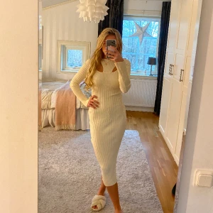 Klänning  - Säljer min tajta beige klänning med utklipp. Storlek 36. Jag har sytt igen ett litet hål på magen som man ser på bilden därför priset är lågt. 