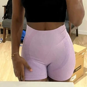 Träningnsshorts  - Köpte dessa nydligen av en annan säljare, de va jätte fina men passade inte så jätte bra på mig💞 (bilderna är tagna från förra säljaren) inga fläckar, som ny