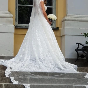 Brudklänning - Ingår underkjol samt slöja Storlek: Stor 38, passar en 40 Allt är kemtvättat