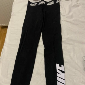 träningstights - jättefina träningstights köpta på Nike, nästan aldrig använda så jättefint skick, skriv vid frågor❤️ 
