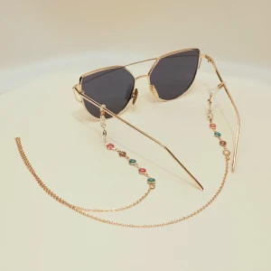 Glasögon kedja med kristaller - 🩷FÖRST TILL KVARN!🩷 En fin dekorerad kedja för glasögonen som man har runt halsen och ser extra stylat ut när man ta på sig glasögonen då kristllerna hänger fint vid sidan av ansiktet. Vill bli av med ASAP🧚‍♀️