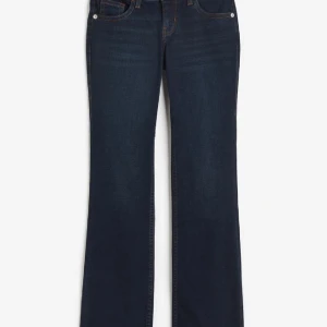 Lowwaist jeans - Jättefina mörkblå lågmidjade bootcut jeans ifrån hm i storlek 34, men passar även 36. Jeansen är inte använda många gånger och de är i bra skick