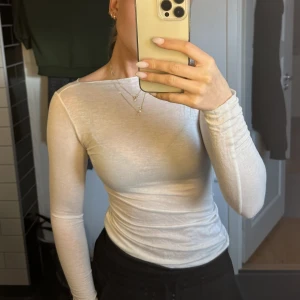 Intimissimi tröja  - Säljer elfenbensvit Kashmir tröja från intimissimi, använd fåtal gånger och inga defekter. 