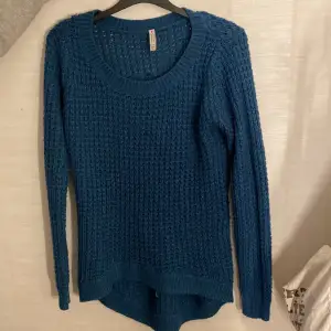 En stickad tröja i färgen marinblå och sorlek S är inte så använd.