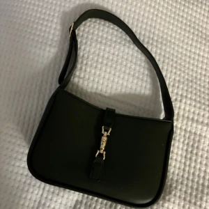 Grön väska med knäppe - Se färgen på bild 3! Använd 1 gång, inga märken eller skråmor. 