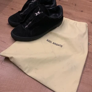 Arigatos - Hej, säljer ett par arigatos i fint skick. Dustbag ingår i köpet, finns en liten defekt inne i skon men inget som märks av(bild 3)! Tveka inte på att höra av dig vid funderingar!! Allt gott Joel