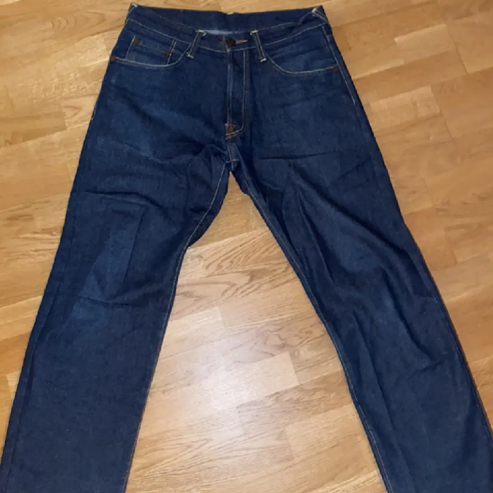 Evisu jeans storlek 32, bra skick. Sitter bra på mig som är 184cm lång. Priset går att diskutera, är också öppen för byten.. Jeans & Byxor.