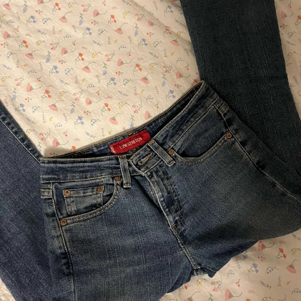 Säljer mina vintage Levi’s jeans. Låg midja o butcut. Tyvärr för små på mig därav säljer jag❤️ skriv vid intresse . Jeans & Byxor.