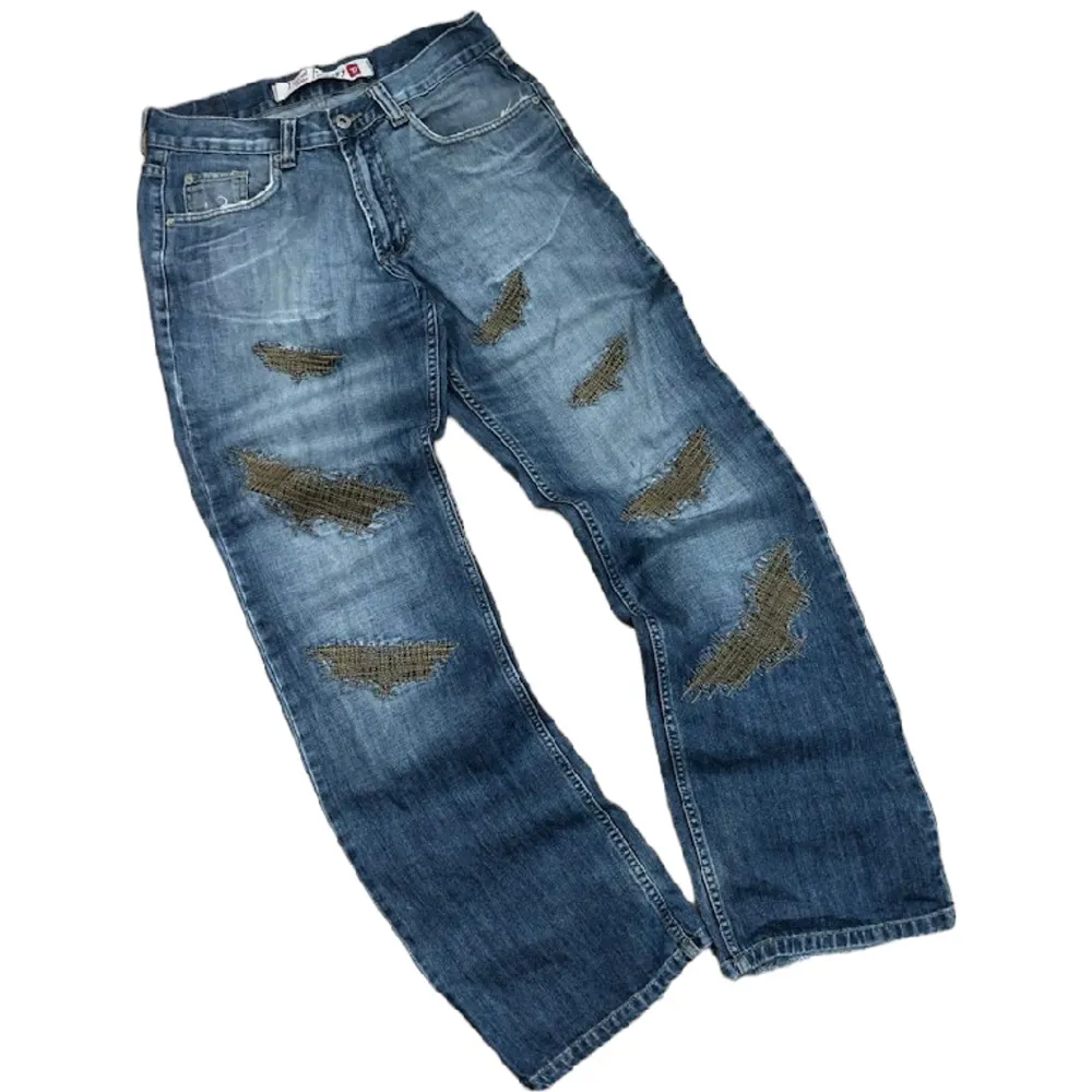 As feta distressed bootcut diesel jeans ytterben:110 midja:40 benöppning:23 Priset kan diskuteras vid snabb affär . Jeans & Byxor.