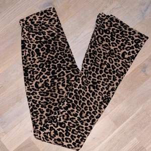 Leopard byxor - Sparsamt använda. Stretchiga med resår i midjan, väldigt lång modell. 