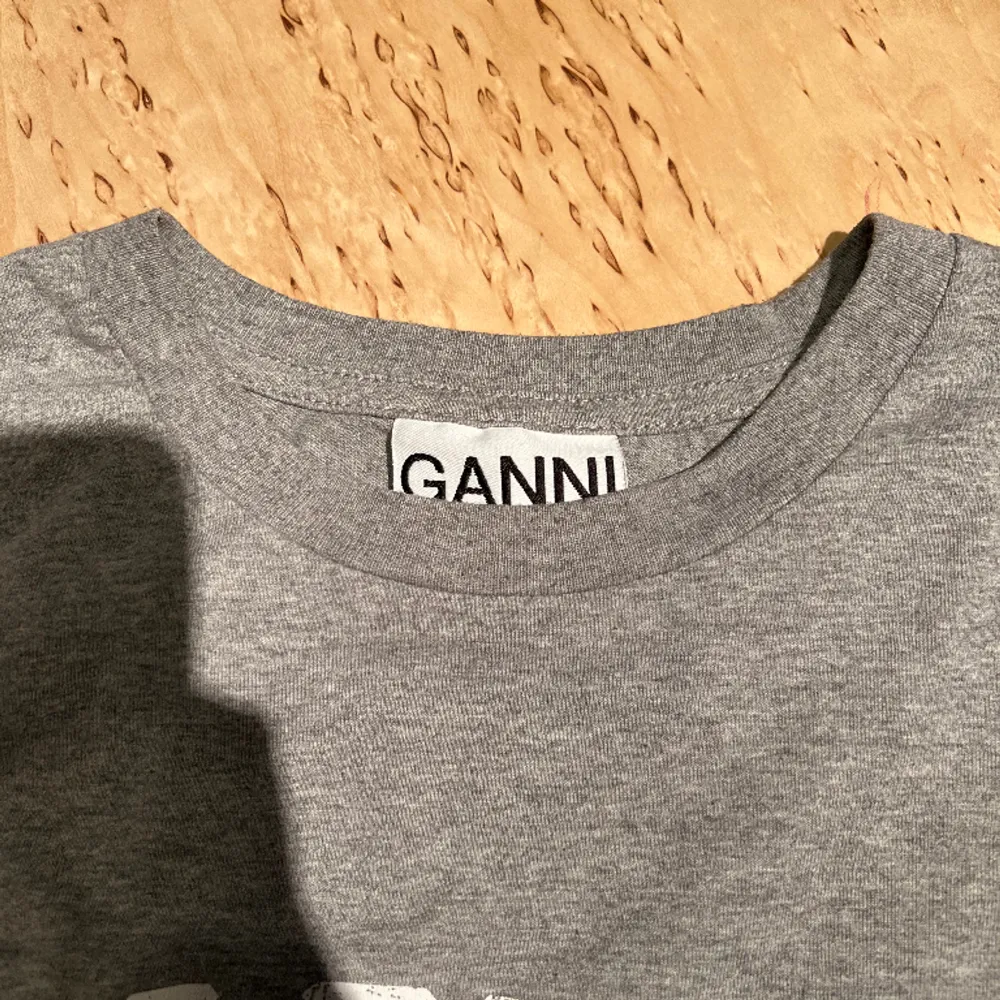 Säljer denna superfina t-shirt från Ganni. . T-shirts.