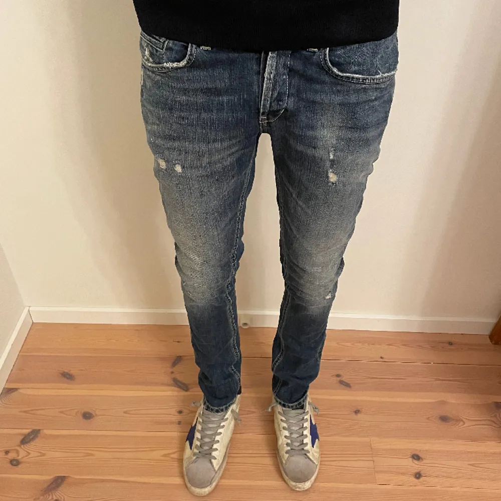 Hej, Säljer nu mina super snygga jeans från dondup. Modellen heter george och de är i storlek 30. Hålen på jeansen är en del av designen och ska vara så. Jag på bilden är 182cm och väger 65kg. Nypris runt 3200, Hör av er vid fågor mm. 🙌🏻🍾. Jeans & Byxor.
