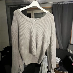Stickad tröja - Jätte fin stickad som jag aldrig använt. Har små rosetter i handlederna🤍