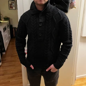 Tommy hilfiger  - En stickad Tommy Hilfiger tröja. Gjord på äkta Lamm ull! Storlek M men passar även L. Väldigt varm och fin i vinter. Nypris var va 2500 och skicket är 9/10! Färg svart ⚫️