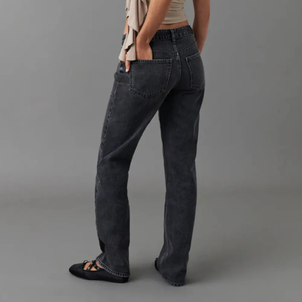 Säljer dessa lågmidjade raka jeans från ginatricot då dom inte kommer till användning!☺️skriv för fler bilder och detaljer. Priset går att diskutera och frakt tillkommer🥰. Jeans & Byxor.