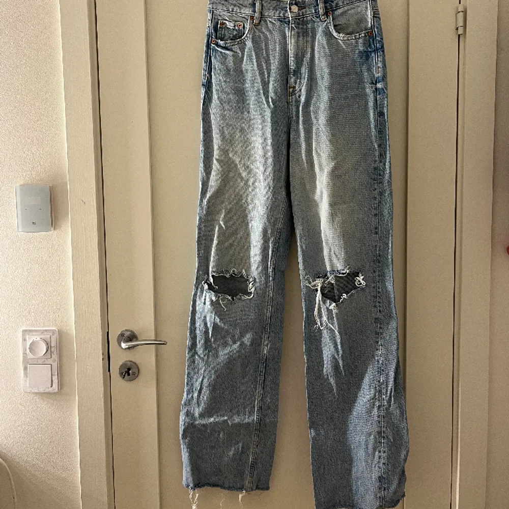 Assnygga jeans från Zara. Använda några ggr men i mkt bra skick. Högmidjade och väldigt långa, jag är 177cm💙. Jeans & Byxor.