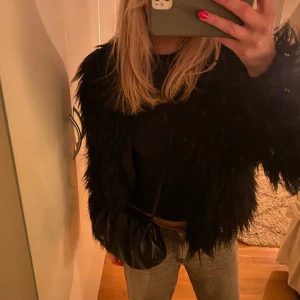 Jacka - Säljer denna drömmiga superfina svarta ”päls”jacka/fluffjacka 😍🌟 passar xs/s! 