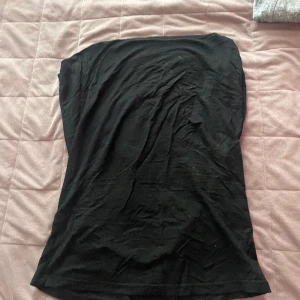 öppen rygg topp - Säljer denna öppen ryggtoppen därmed jag ej har använding alls av den! Den är jätte fin och man ser ej igenom. 