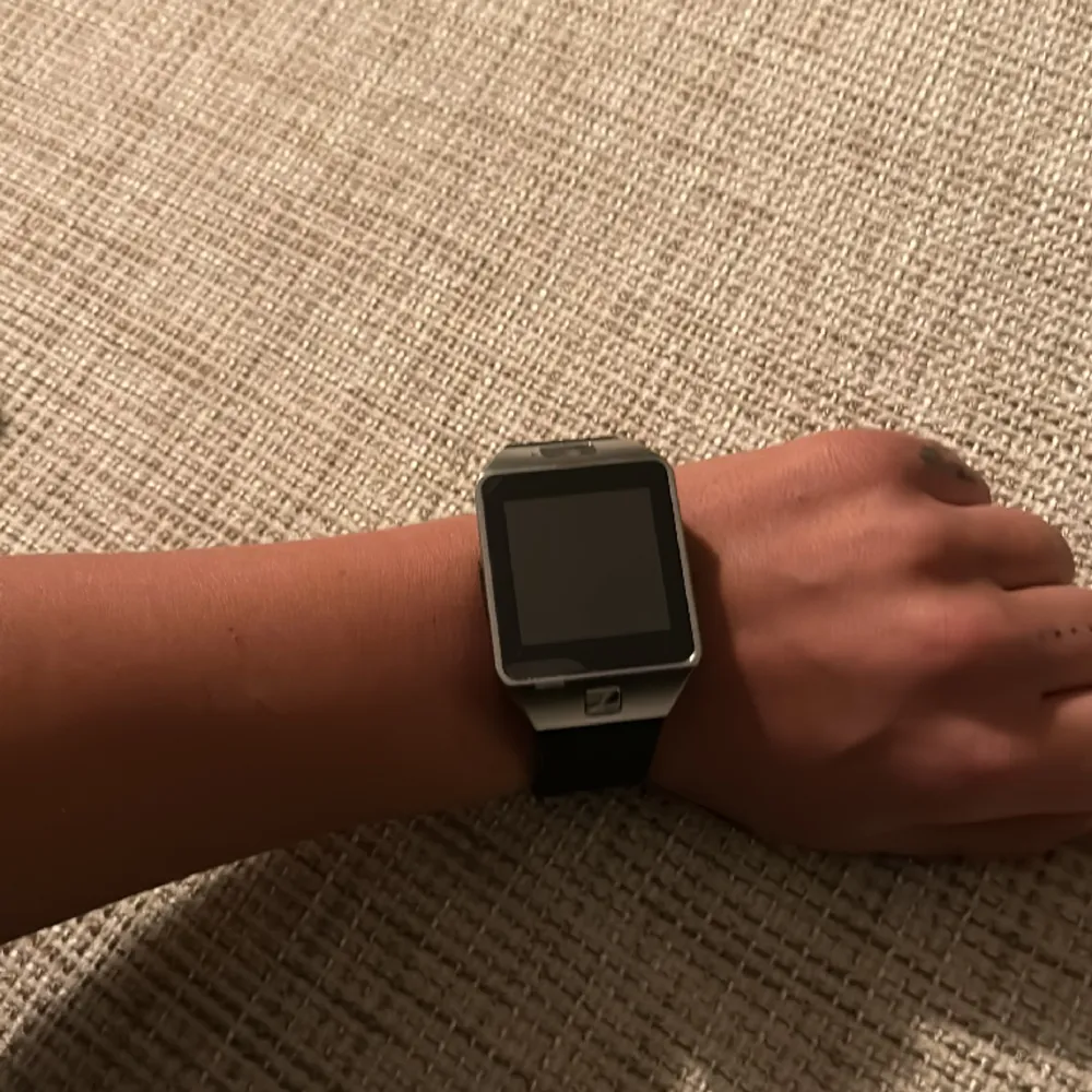 Smart watch som är helt ny i förpackning  kopplas ihop med din smart telefon ingår laddare i också. Snyggt med svart plast armband och silver/svart ur. Accessoarer.