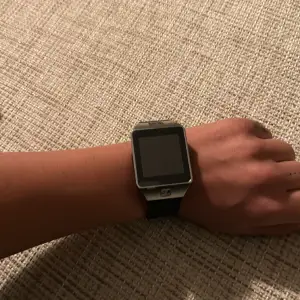 Smart watch som är helt ny i förpackning  kopplas ihop med din smart telefon ingår laddare i också. Snyggt med svart plast armband och silver/svart ur