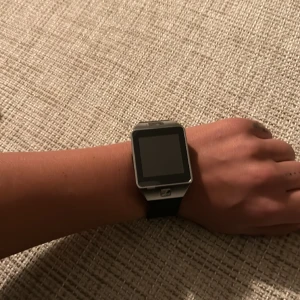 Helt ny smart Watch  - Smart watch som är helt ny i förpackning  kopplas ihop med din smart telefon ingår laddare i också. Snyggt med svart plast armband och silver/svart ur