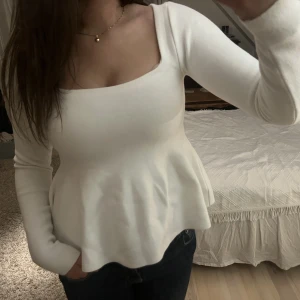 Zara stickad topp - Jätte fin och skön vit stickad peplumtopp ifrån Zara. Nyskick aldrig använd med prislapp kvar. Storlek L men passar även s-M. Nypris 399kr.