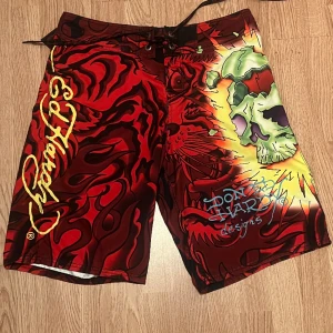 Ed Hardy shorts - Skit fina Ed Hardy shorts som aldrig riktigt kom till användning. De har inga defekter, storlek 32. Ni kan föreslå pris i dm🥰
