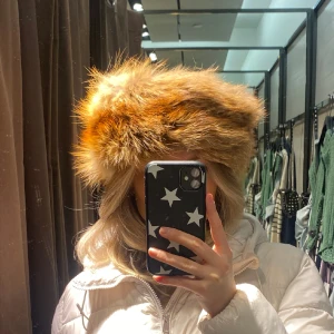Pälshatt - Pälshatt perfekt till afterskin🎿🍻 Säljer denna hatt, i superfint skick! Har själv aldrig fått användning för den.💞 Bara arts kriga vid eventuella frågor