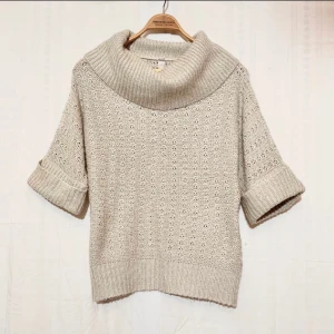 Trekvartsärmad tröja - Säljer denhär fina tröjan som är från märket Made In Italy. Använt fåtal gånger och är i bra skick. Skriv för fler bilder och frågor💕💕