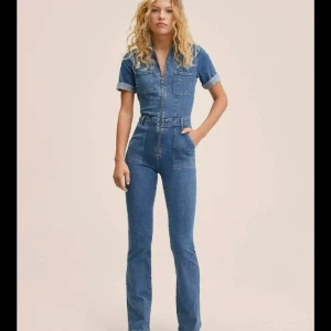 Jeans Byxdress - Jeans byxdress från Mango som endast är använd 1 gång då den var lite för stor😆