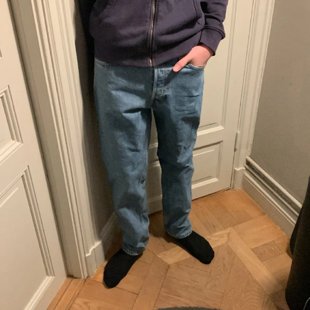 Ett par blåa jeans från Weekday passform regular fit. Gott skick bra använda ett par gånger. Pris kan diskuteras . Jeans & Byxor.