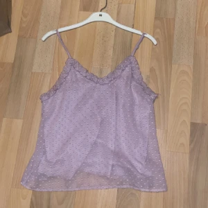 Gulligt lila linne - Ett fint lila linne med detaljer som tex prickar (samma färg som tröjan). Köpt från bikbok och använt relativt mycket ❤️