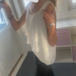 Linne - Helt oanvänt vitt🤍linne/bluss ifrån vero Moda i stl xs  (vid intresse kan fler bilder skickas) 