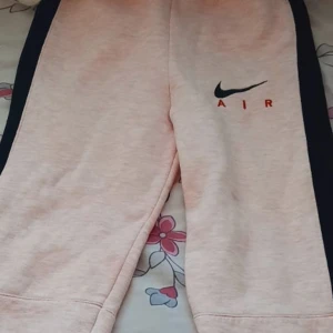 Rosa Nike Air mjukisset - Rosa Nike Air mjukisset. Är i utmärk kondition och har  bomull i insidan som passar bra till vintern och till våren.