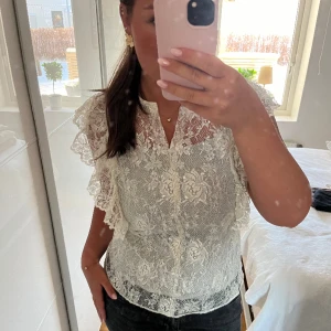 Spets topp - Säljer denna spets toppen som jag köpt på sellpy. Den har inga defekter, skriv vid frågor⭐️