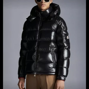 ÄKTA MONCLER JACKA  - En man Moncler jacka i storlek 4 i super bra skick utan ett super litet hål på ena armen som inte syns, äktahetsbevis finns den köptes förra vintern och pris kan diskuteras Ny pris 15 685kr kan mötas upp Elle Ellis genom köp nu