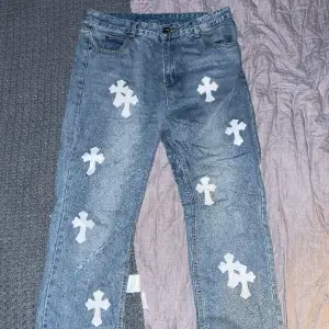 Hej, säljer nu dessa Chrome Hearts jeans som inte kommer till användning. W34L34.  Använd ett 10 tals gånger och är i extremt bra skick. Det är ett par 550 Levis. Metallbadgen har lossnat. Bara skicka meddelande om du undrar något 😊(Obs rep)