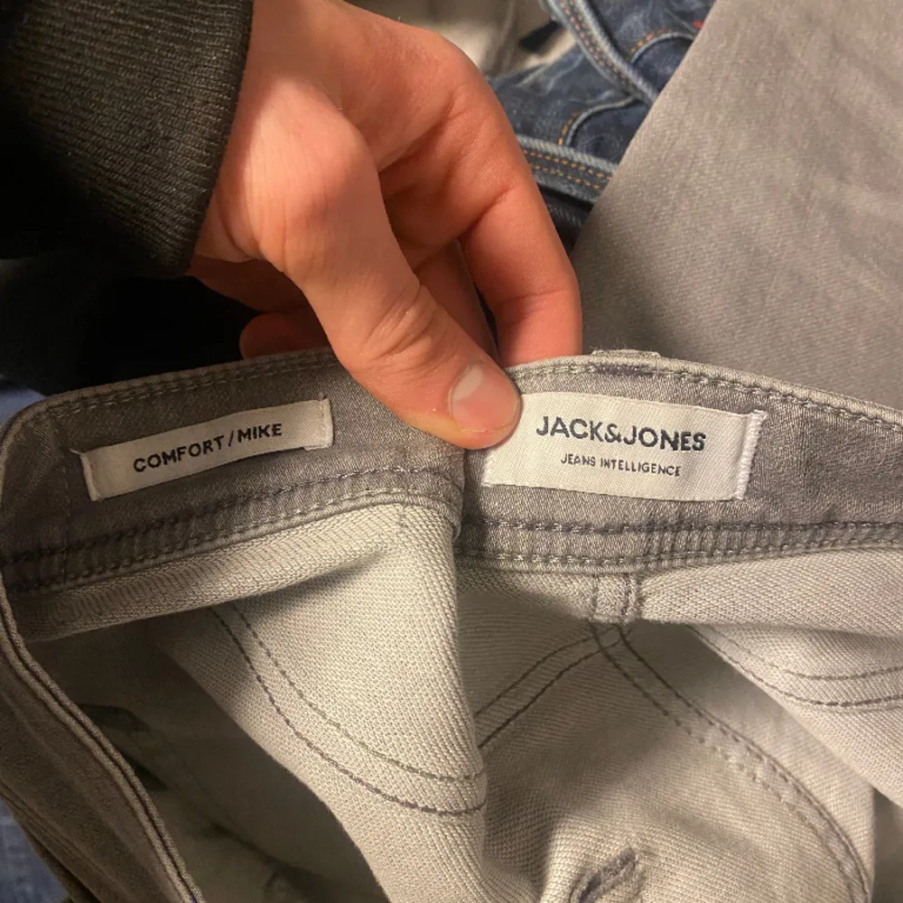 Säljer dessa stört bekväma och snygga jeansen från Jack&Jones med en mer slim passform🙌 Storleken på dessa finingar är 32x32 och skicket är rikigt bra Skulle själv säga att detta är något du måste klicka hem😻 . Jeans & Byxor.