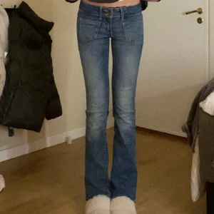 Lågmidjade jeans  - Säljer dessa snygga jeans som inte riktigt passar mig i längden. Har sprättat up dom där nere 💕